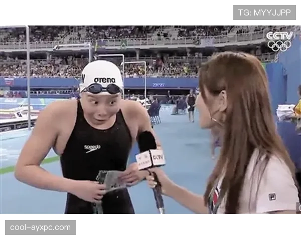 傅园慧又在泳池边啃鸡腿了，这训练餐也太真实了吧