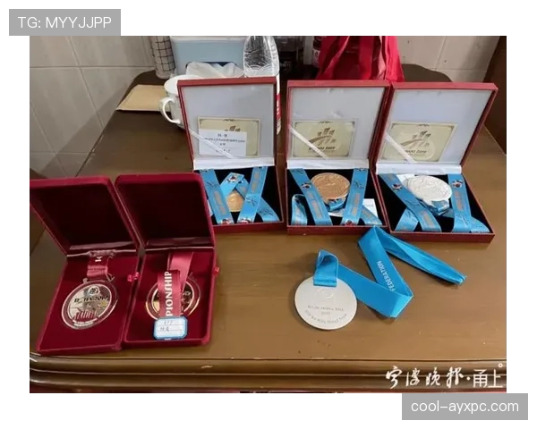 昌雅妮训练完随手啃蛋白棒的样子,真不像拿过奥运金牌的人 昌雅妮训练完随手啃蛋白棒的样子,真不像拿过奥运金牌的人